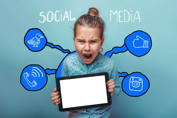 Menina segurando o tablet e gritando irritado mídia social infogra — Fotografia de Stock