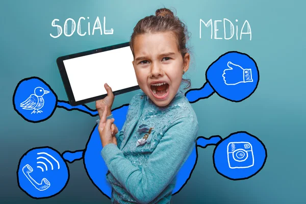 Menina mostra um dedo em um tablet de infográficos de mídia social ske — Fotografia de Stock