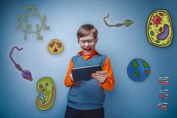 Ragazzo occhiali da sole in stile retrò ridere e lavorare su un tablet joyf — Foto Stock