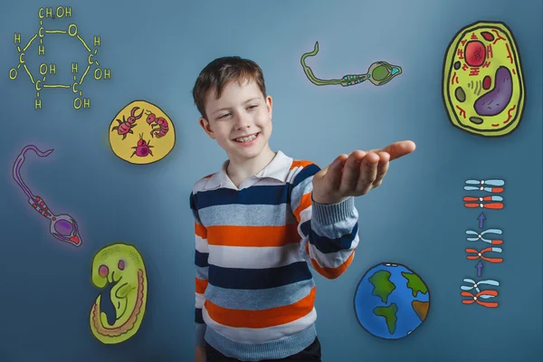 Ragazzo sorridente e tenendo nel palmo delle icone di educazione biologia f — Foto Stock