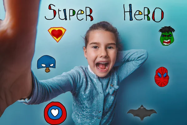 Freude Lippen trennte Mädchen Selfe Superhelden Supermacht auf dem Foto — Stockfoto