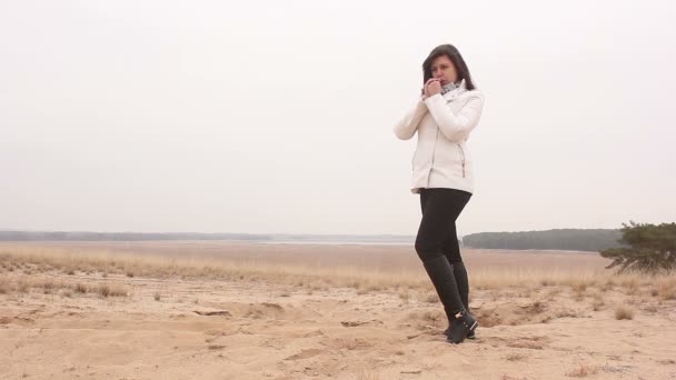 Menina mulher outono frio mãos quente natureza areia estepe paisagem — Vídeo de Stock