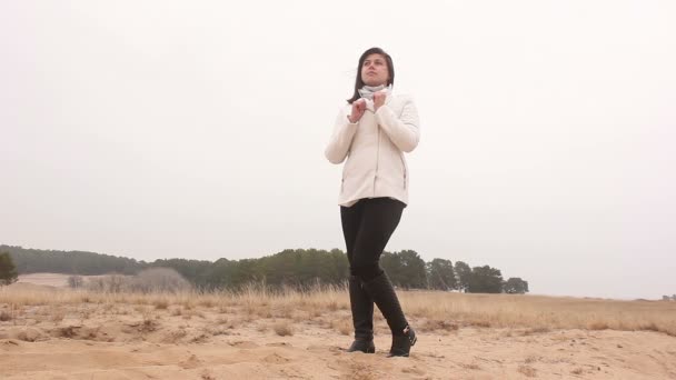 Meisje vrouw herfst koude handen warme natuur landschap zand steppe — Stockvideo