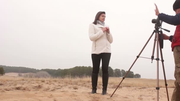 Fotógrafa mujer backstage chica hombre fotografías la naturaleza exterior frío otoño — Vídeos de Stock