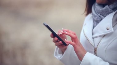 telefonda bir kuru günlük sonbahar doğa üzerinde oturan kız kadın büyük söz eller