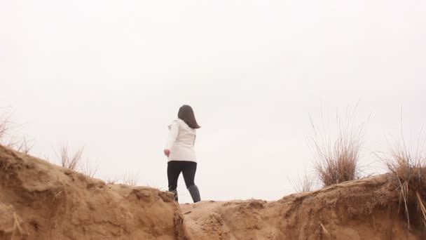 Vrouw meisje is terug op de afgrond zand natuur herfst — Stockvideo