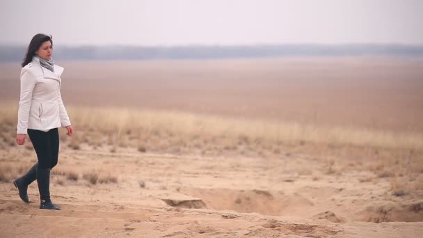 Meisje vrouw koud is in volle groei aard Rusland herfst steppe — Stockvideo