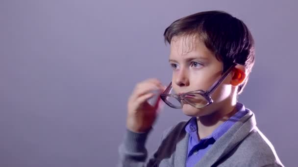 Menino adolescente nerd retrato estudante cansado esfrega sua testa transpirando óculos — Vídeo de Stock