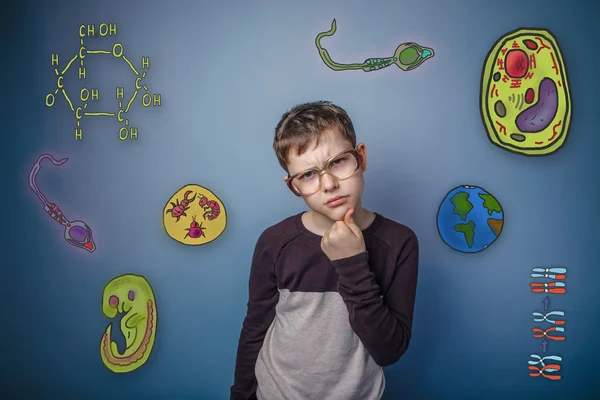 Ragazzo con gli occhiali tenendo il mento medita icone biologia educatio — Foto Stock