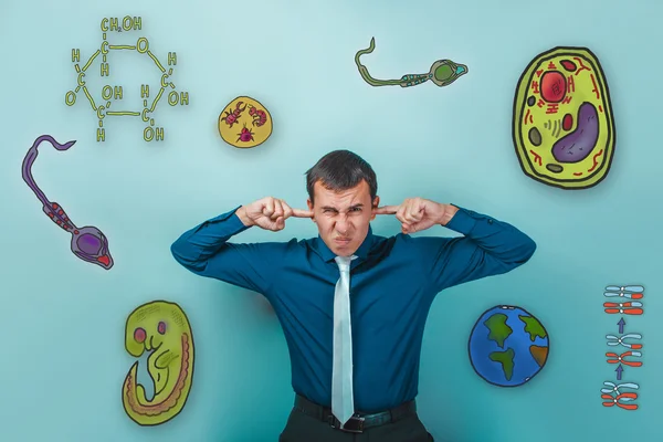 Hombre mugrimaced dedos y taponado orejas molesto iconos biología educ — Foto de Stock