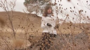 çim sonbahar doğa odaklı bir Kuru kereste kimliği belirsiz bir kadın oturur