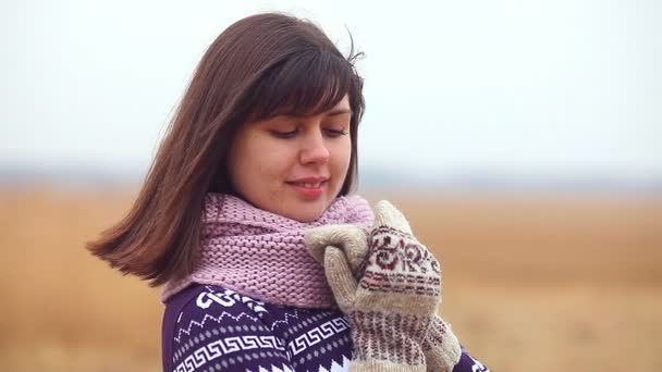 Meisje vrouw portret in trui sjaal en wanten op de natuur herfst koud droog gras — Stockvideo