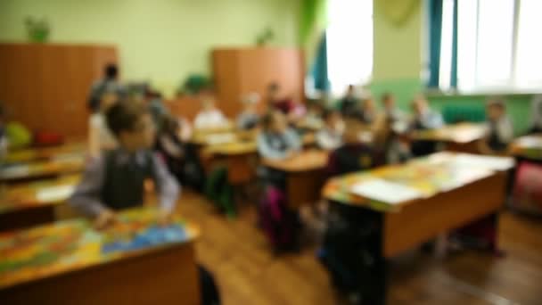 Verschwommene Hintergrundgruppe von Kindern im Klassenzimmer auf der Schulbank ist Unterricht in der Schule — Stockvideo