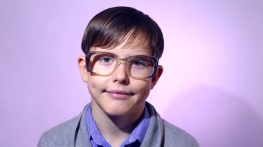 Çocuk genç öğrenci inek gözlük mor arka plan eğitim portresi