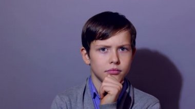 Genç çocuk süper kahraman el güven gücünü izlerken dürbün ile yapıyor