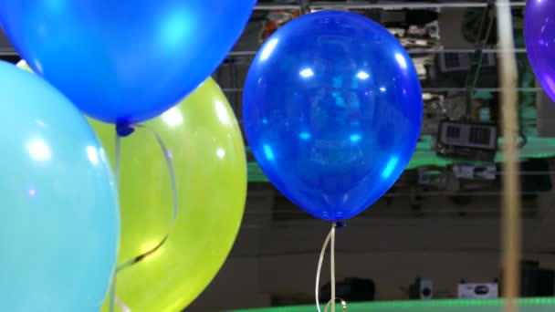 Helium ballonnen hangen aan het plafond in de café viering verjaardag — Stockvideo