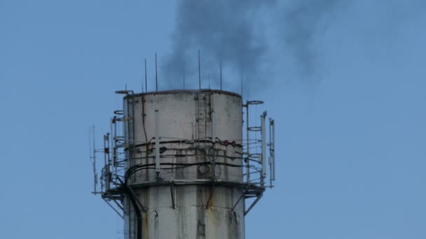 Fumaça da tubulação da planta preta contra a proteção ambiental do céu azul — Vídeo de Stock