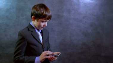 Bir akıllı telefon arama internette sosyal medya ağları tutan genç çocuk işadamı