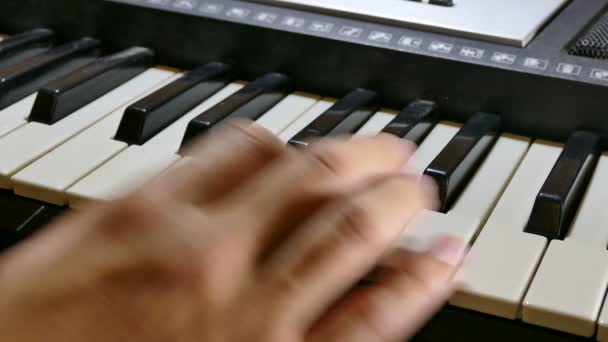 Чоловік грає на фортепіано синтезатор рука біжить над ключами — стокове відео