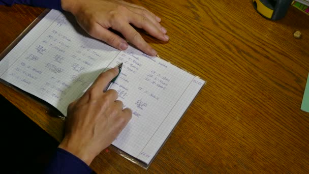 Professeur de mathématiques vérifie leurs devoirs en mathématiques formule cahier d'exercices — Video