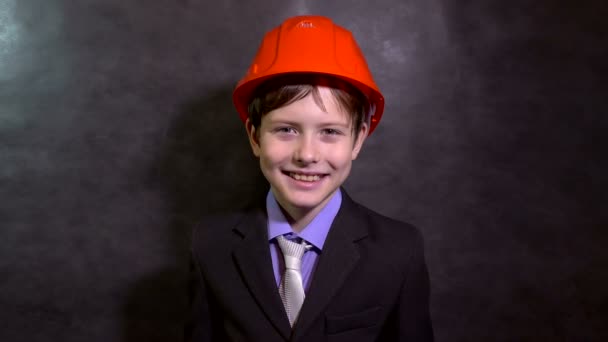 Teen pojke builder i hjälm leende porträtt — Stockvideo
