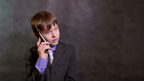 Teen boy businessman talking on the phone smartphone — Stock Video