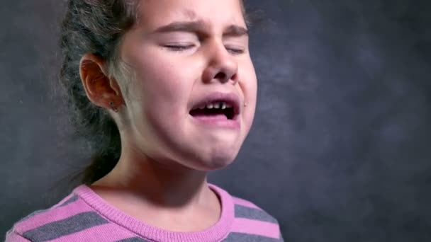 Adolescente chica llora lágrimas de dolor flujo problema — Vídeos de Stock