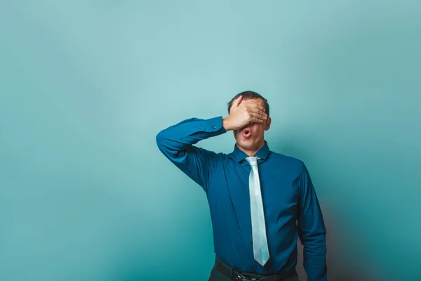 Un hombre de apariencia europea treinta años, cerró los ojos, ope — Foto de Stock