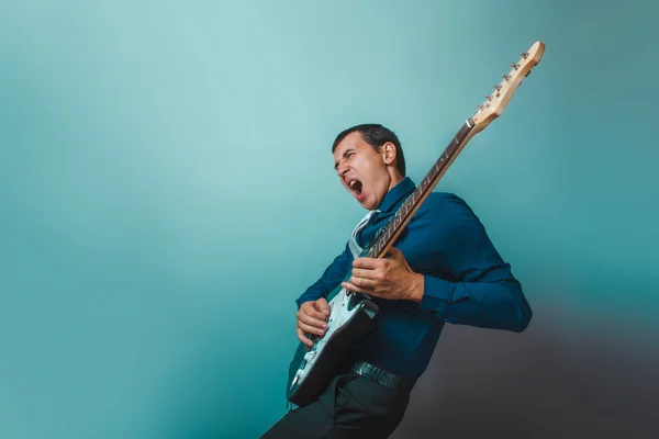 Un uomo dall'aspetto europeo trent'anni di chitarra — Foto Stock