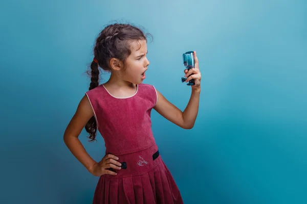 Teenie-Mädchen von europäischem Aussehen sieben Jahre, hält den Kameramann — Stockfoto