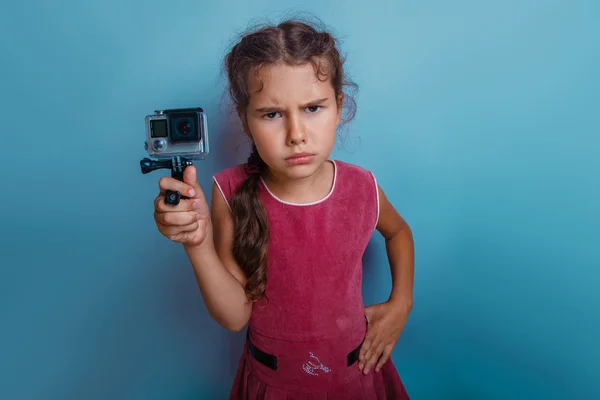 Teenie-Mädchen von europäischem Aussehen sieben Jahre, hält die Kamera — Stockfoto