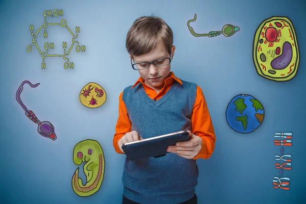 Adolescent garçon dans lunettes travailler avec enthousiasme sur l 'tablette pour — Photo