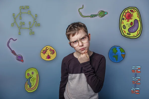 Adolescent garçon dans lunettes tenant son menton incliné son tête profondément dans — Photo