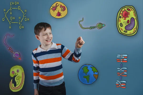 Adolescente ragazzo ridendo e tenendo un dito soddisfatto icone biologia — Foto Stock