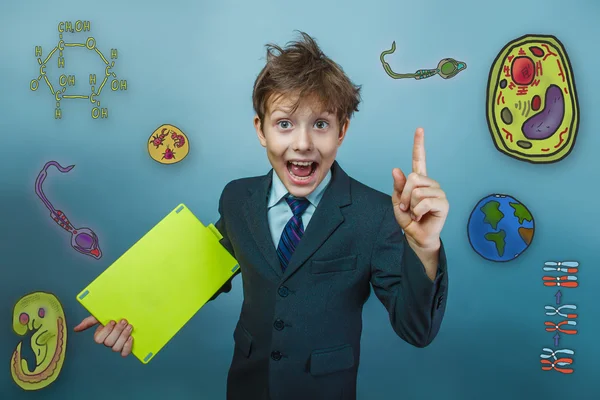 Adolescente ha aperto la bocca tenendo un piatto tenuto su un indice fi — Foto Stock