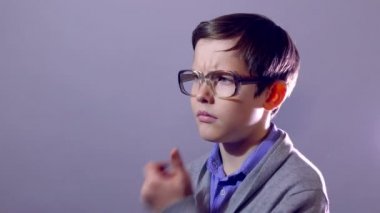 çocuk genç nerd portre sorun okul çocuğu gözlük düşünüyorum