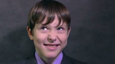 Genç çocuk işadamı yüzleri yüz duygular kupa ağır çekim yapıyor.