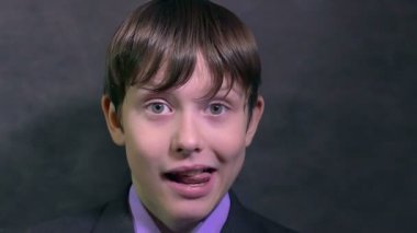 işadamı çocuk genç yüzleri yüz duygular kupa ağır çekim yapıyor.