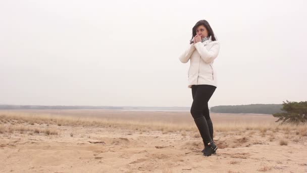 Mulher menina outono frio mãos quente natureza areia estepe paisagem — Vídeo de Stock