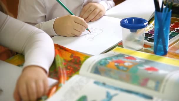 Onbekende jongen en meisje in klasse tekenen verf in een album tekening Les School — Stockvideo
