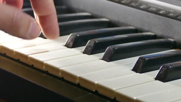 Играющий вручную человек синтезатор фортепиано наезжает на клавиши — стоковое видео
