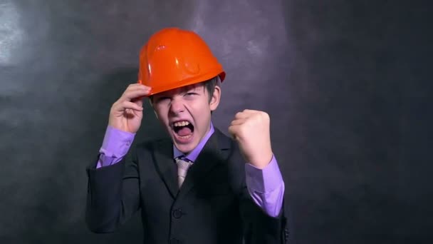 Menino irritado adolescente arquiteto construtor no capacete jura gritos insatisfeito erro câmera lenta — Vídeo de Stock