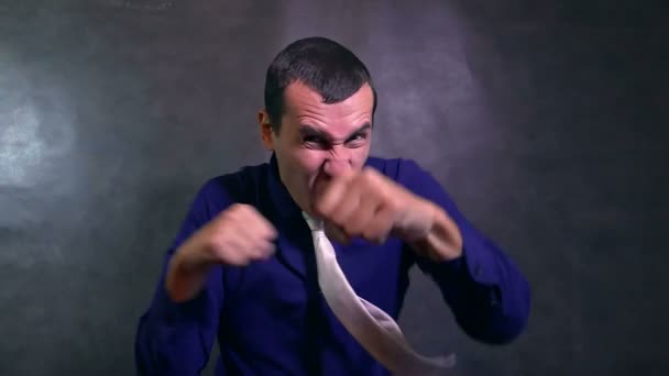 Человек борется бизнесмен бокс размахивая руками сердитый замедленной съемки — стоковое видео