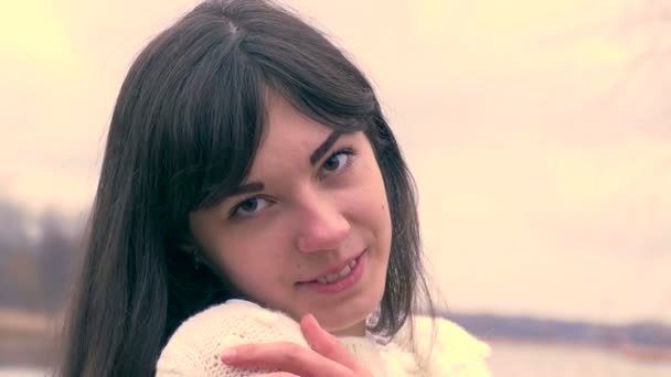 Retrato de mujer chica sonriente cara acné piel — Vídeos de Stock