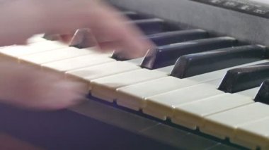 adam el synthesizer piyano tuşları üzerinde çalıştırmak çalma