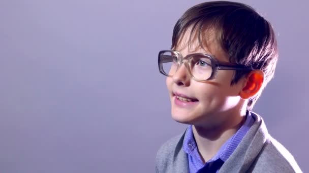 Menino nerd adolescente retrato estudante óculos no roxo fundo educação — Vídeo de Stock