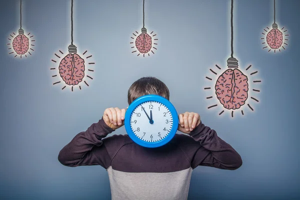 Adolescente ragazzo chiuso il suo orologio faccia cervello lampadina idea creativa — Foto Stock