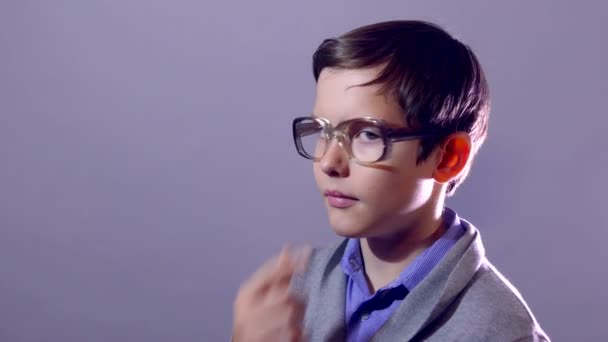 Chico adolescente nerd retrato colegial corrige toca gafas en púrpura fondo educación — Vídeo de stock