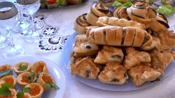 Buffet de lanche taças de champanhe copos copos de champanhe — Vídeo de Stock