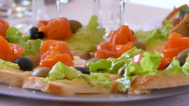 Snacks op de tabel rode vis salade sandwich — Stockvideo